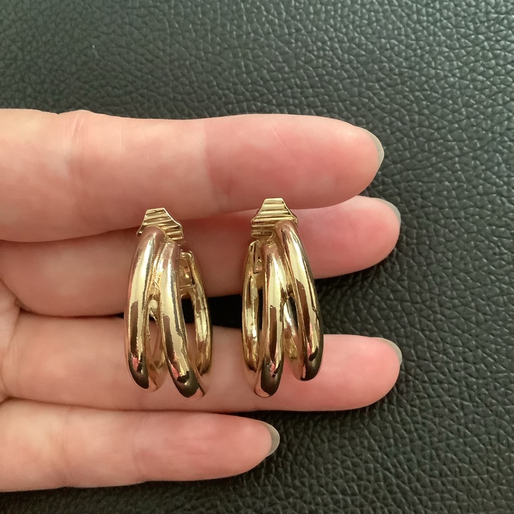 Vintage TJG Double hoop clip on earrings.